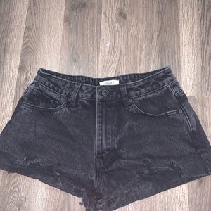 DISTRESSED BLACK SHORTS